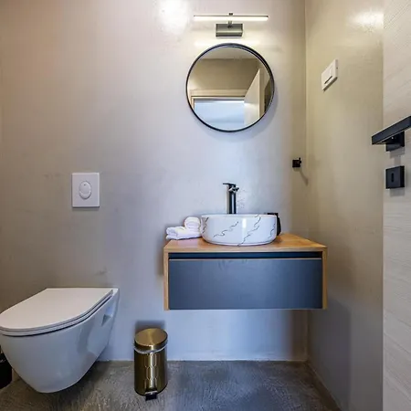 Aura By Interhome Pola