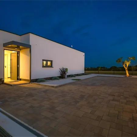 Aura By Interhome * Pola